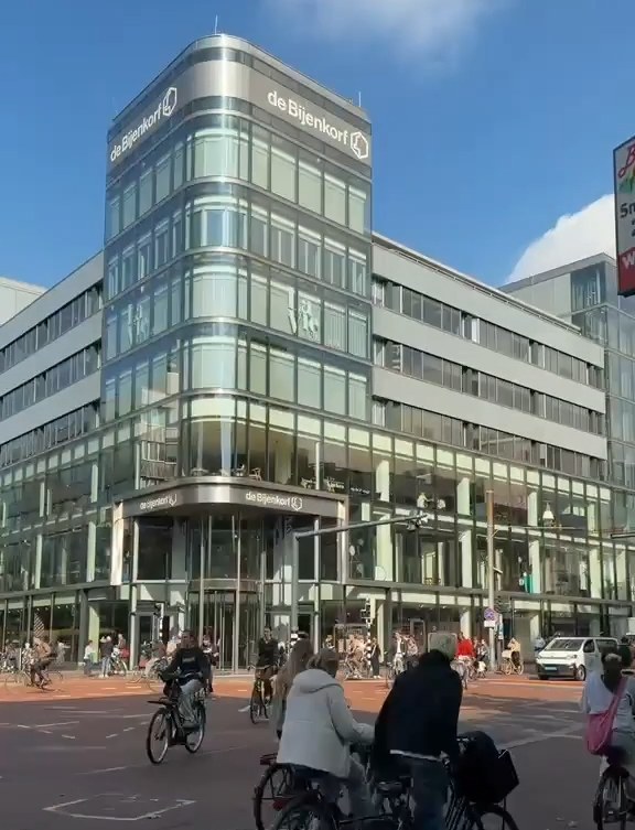 Amsterdam sokakları ve bisikletliler – Edda Creative Amsterdam ofisi